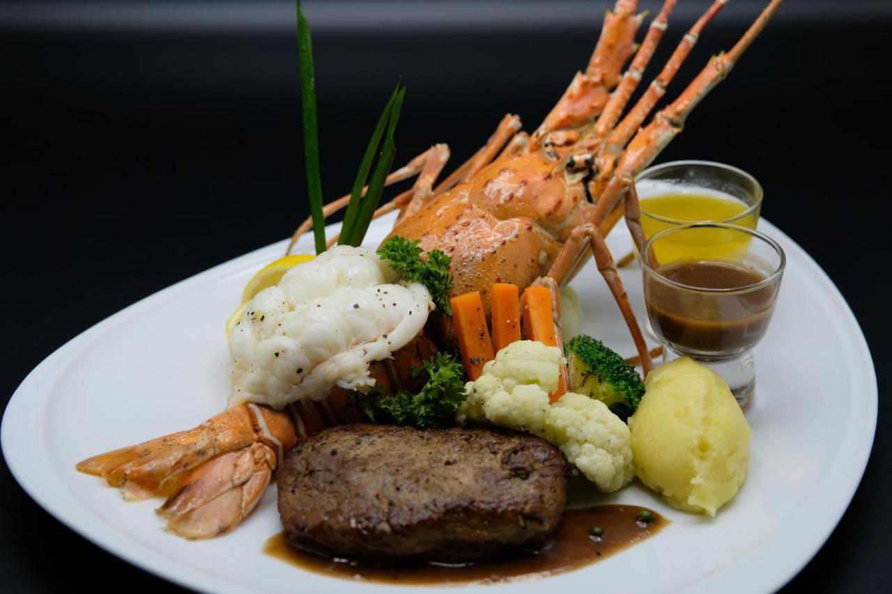 The Royal Palm Beach Front Patong Ngoại thất bức ảnh