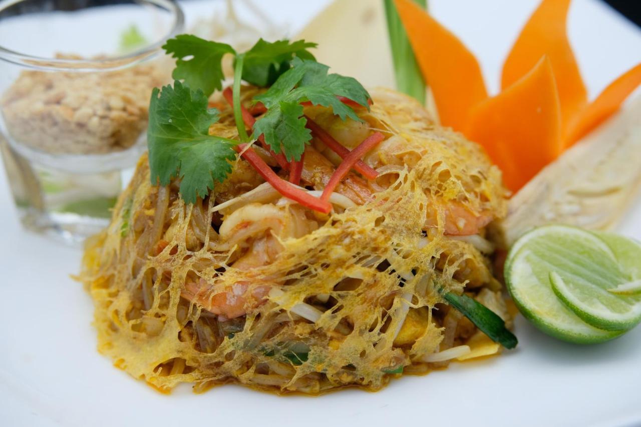 The Royal Palm Beach Front Patong Ngoại thất bức ảnh